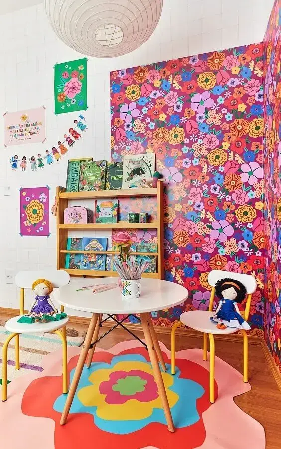 Decoração de quarto infantil com papel de parede floral e estante para livros Foto  Marcos Fertonani para MOOUI I