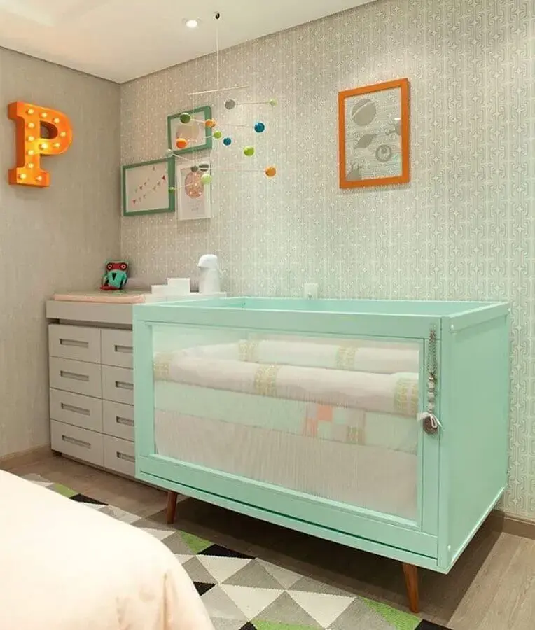 Decoração de quarto para bebê com berço verde claro Foto Muito Chique