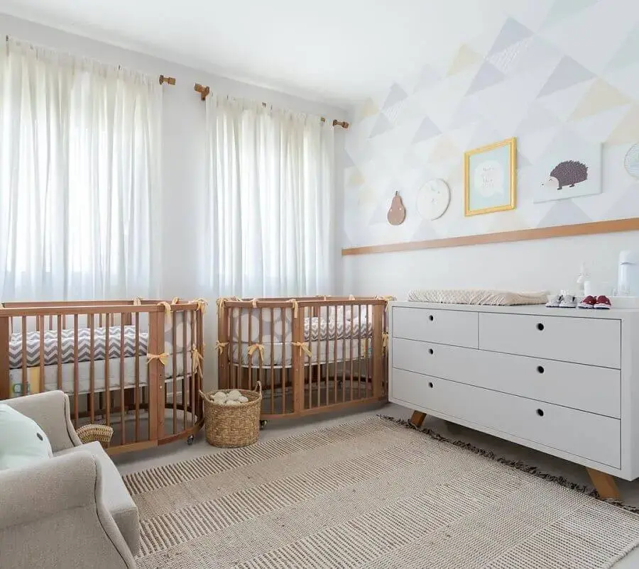 Decoração de quarto para bebê com berços de madeira e cômoda branca retrô Foto Jeito de Casa