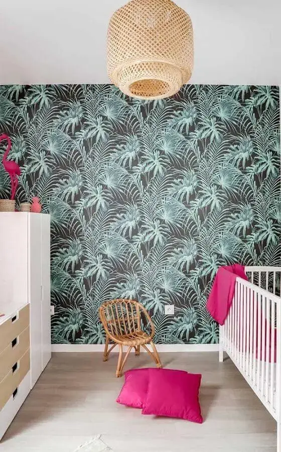 Decoração de quarto para bebê com papel de parede de folhagens e lustre rústico Foto Casa de Valentina