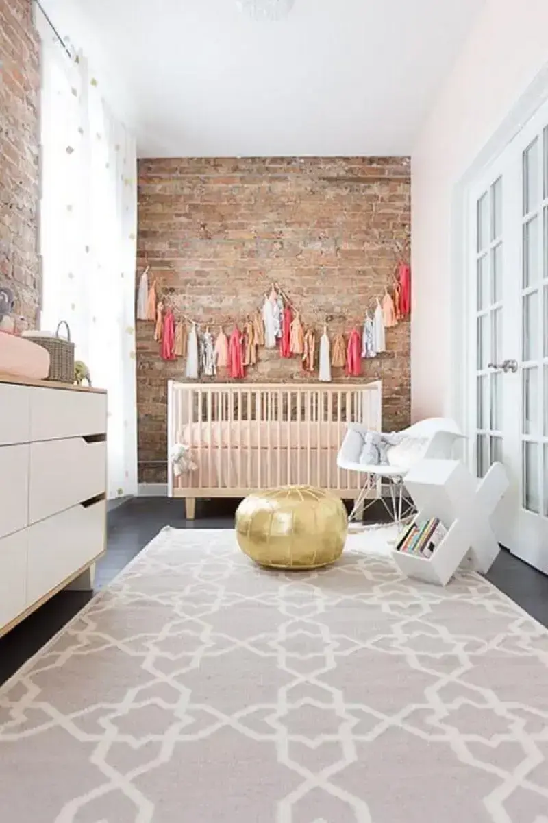 Decoração de quarto para bebê com parede de tijolinho rústica Foto Pinterest