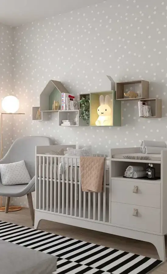 Decoração de quarto para bebê com tapete listrado e papel de parede delicado Foto Pinterest