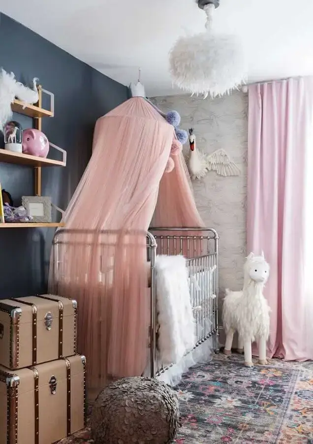 Decoração de quarto para bebê feminino cinza e rosa Foto ELLE Decoration