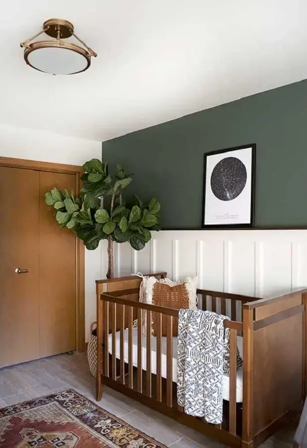 Decoração de quarto para bebê rústico com vaso de planta grande e berço de madeira Foto Pinterest