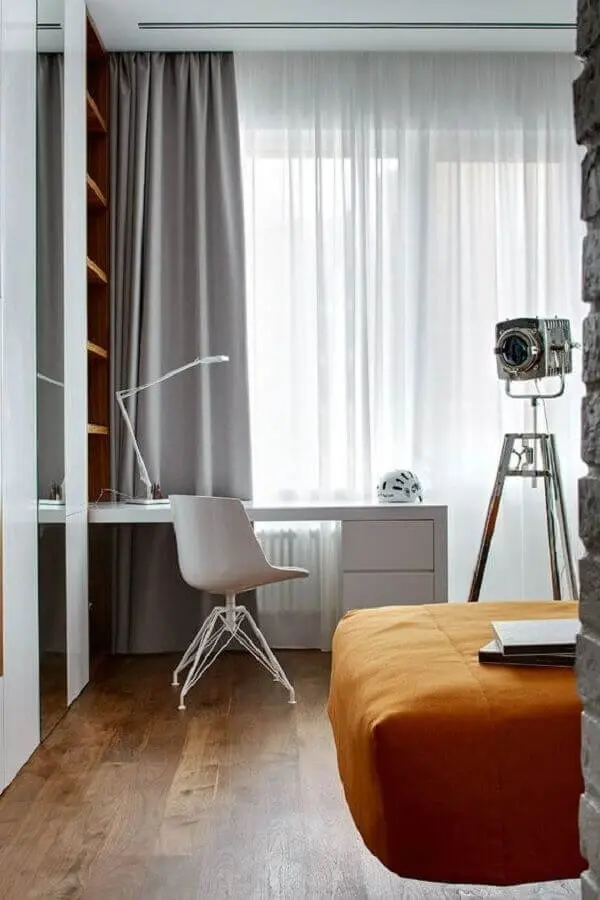 Decoração de quarto planejado com gaveteiro branco embutido na escrivaninha. Fonte: Decoholic