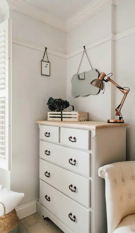 Decoração de quarto simples com cômoda branca antiga Foto Pinterest