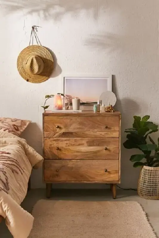 Decoração de quarto simples com cômoda de madeira rústica Foto Casa Tres Chic
