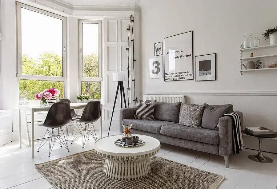 Decoração de sala branca e cinza com almofadas e manta para sofá Foto Webcomunica
