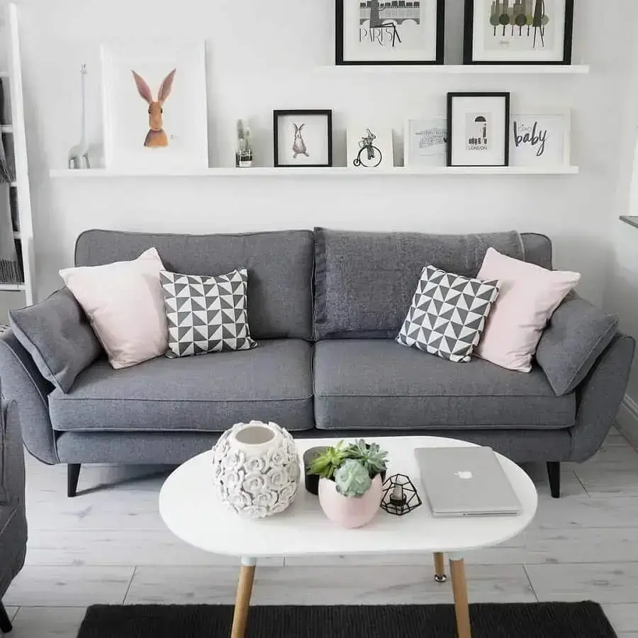 Decoração de sala cinza e branco com sofá pé palito e prateleiras para quadros Foto Pinterest
