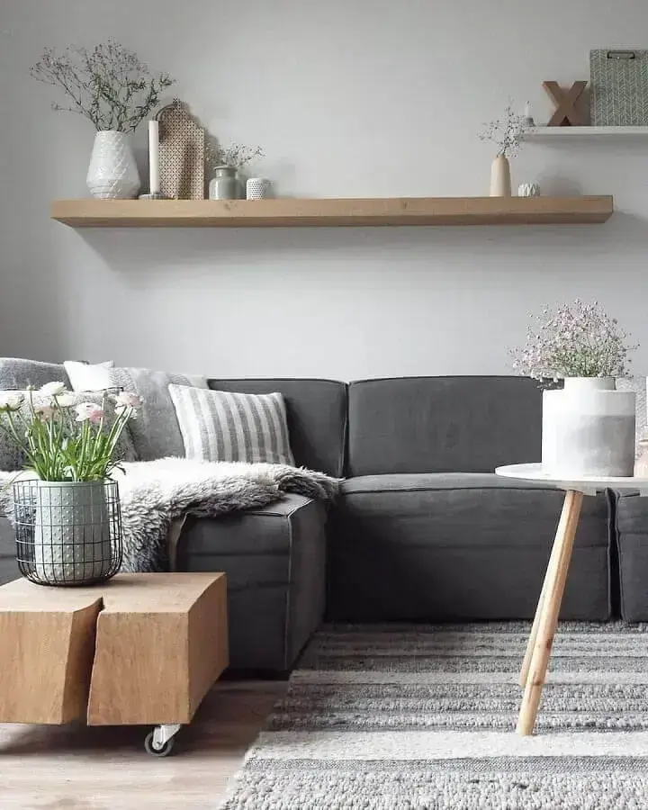 Decoração de sala cinza e branco simples com mesa de lateral de madeira Foto Home & House Ideas