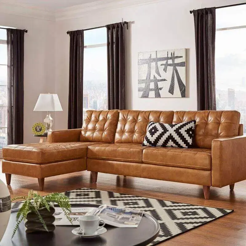 Decoração de sala com cortina preta e sofá cor caramelo com chaise Foto AllModern