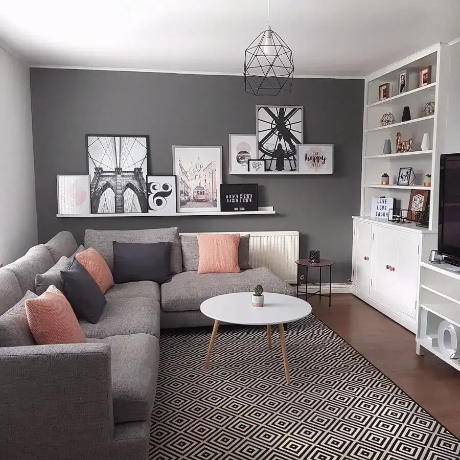 Decoração de sala com estante branca e almofadas para sofá cinza de canto Foto Michael Madley Design