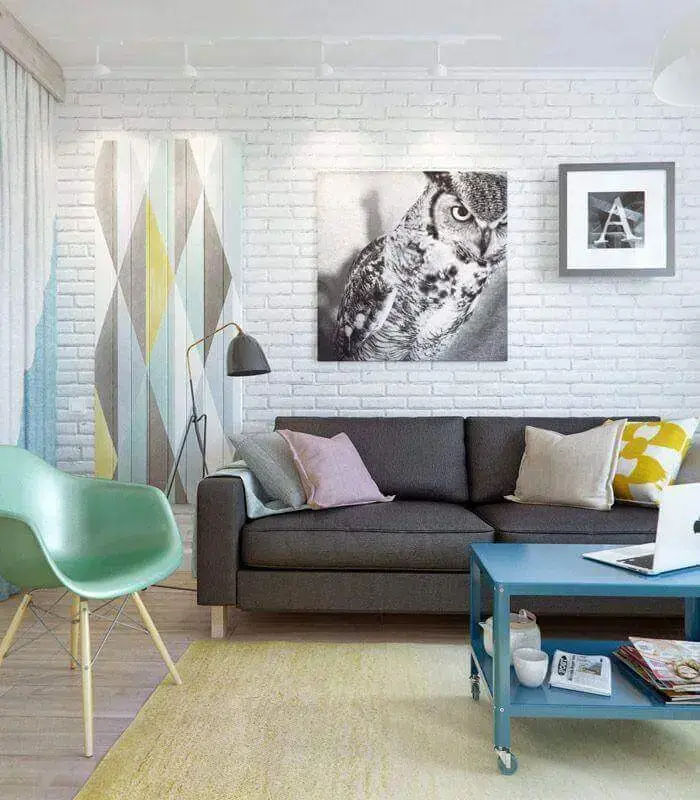 Decoração de sala com parede tijolinho branco e almofadas para sofá cinza Foto Yandex
