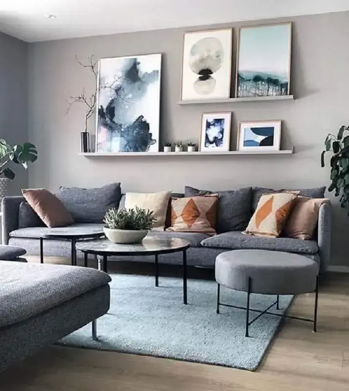 Decoração de sala com vários quadros e almofadas para sofá cinza Foto Slipstick - Furniture Accessories