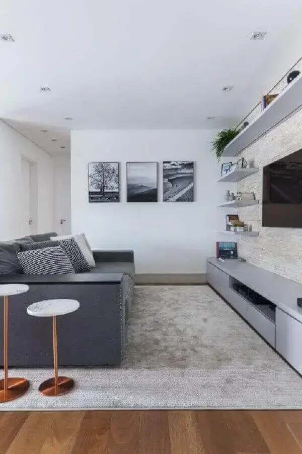 Decoração de sala de TV com almofadas para sofá cinza e mesa lateral Foto Andrea Dametto Arquitetando
