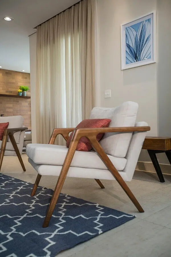 Decoração de sala de estar bege com poltrona confortável de madeira  Foto Luciana Mota