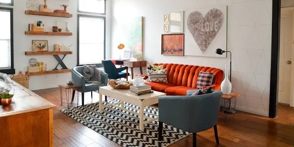 Decoração de sala de estar com móveis vintage e coloridos