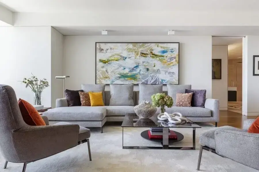 Decoração de sala de estar com quadro grande e almofadas para sofá cinza Foto NEAT Method