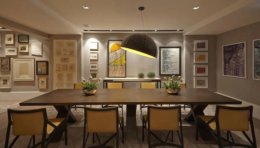 Decoração de sala de jantar moderna com luminária pendente redonda e mesa de madeira Foto Oscar Mikail