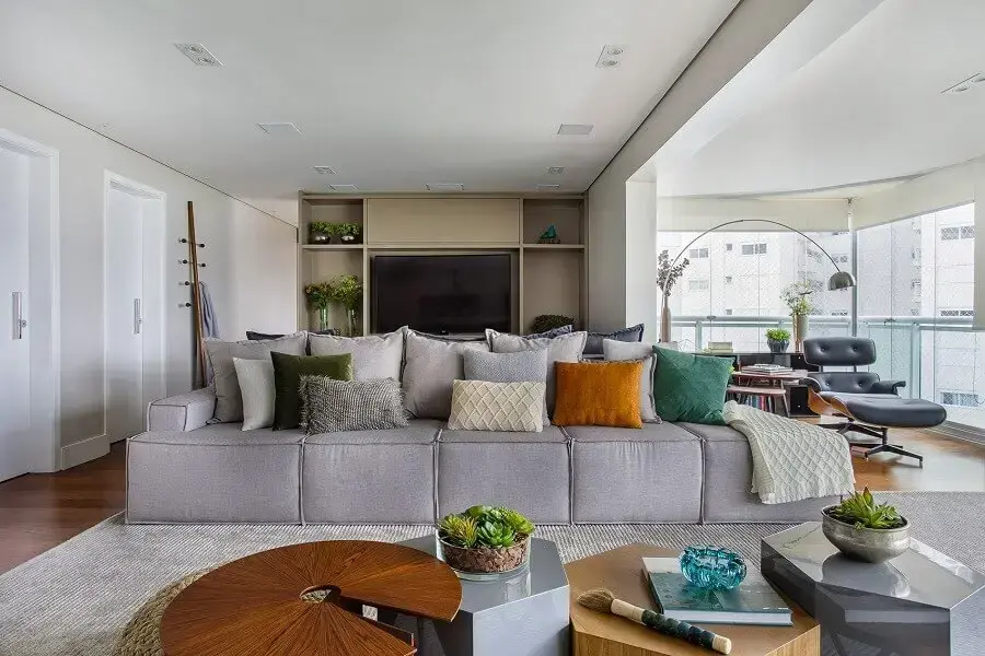 Decoração de sala grande com almofadas para sofá cinza sem braço Foto Tria Arquitetura