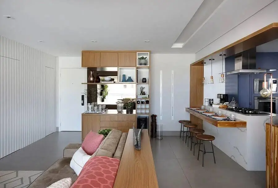 Decoração de sala integrada com cozinha aberta com ilha de mármore e bancada de madeira Foto Bianchi e Lima Arquitetura