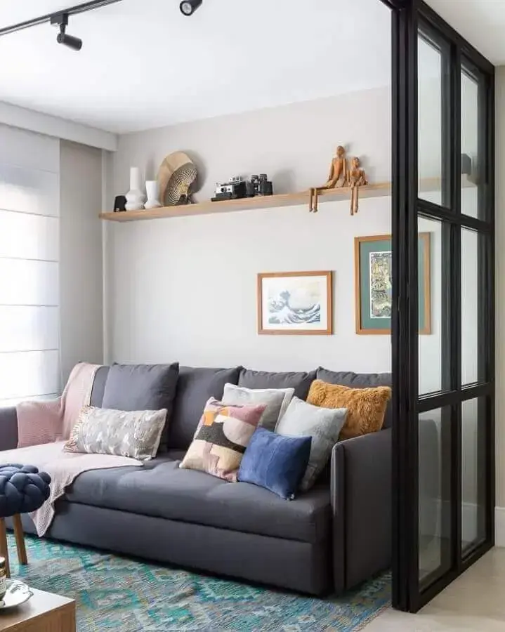 Decoração de sala pequena com combinação de almofadas para sofá cinza Foto Duda Senna