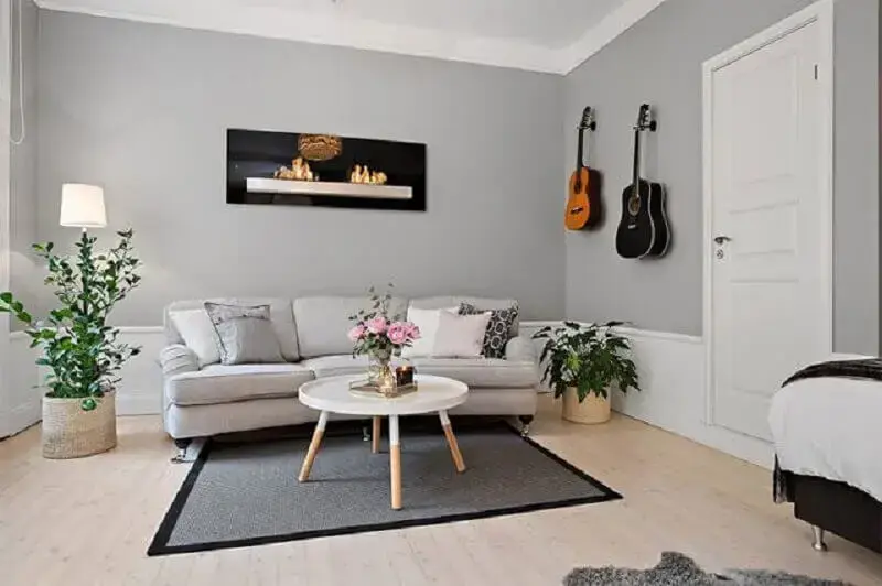 Decoração de sala pintada de cinza e branco com mesa de centro redonda Foto Pinterest