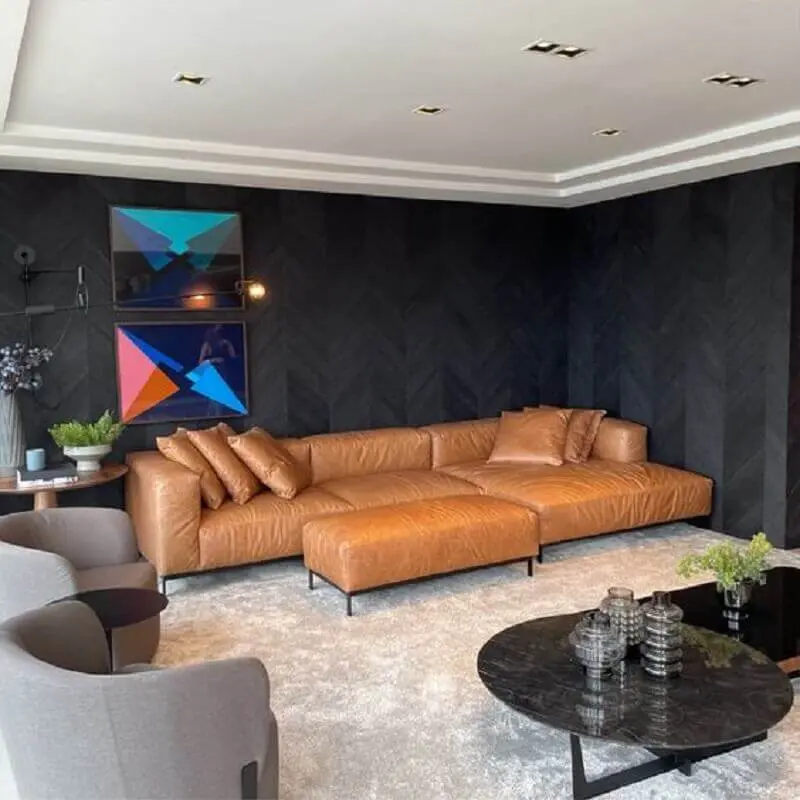 Decoração de sala preta com sofá cor caramelo e poltrona cinza Foto Bell'Arte Living - Estofados