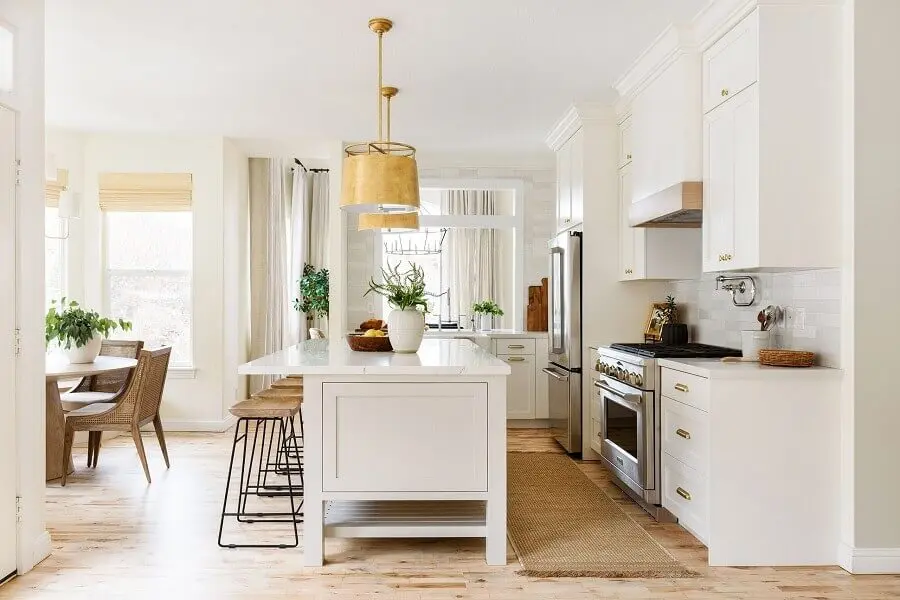 Decoração em cores claras com armários clássicos para cozinha aberta com ilha Foto Studio McGee
