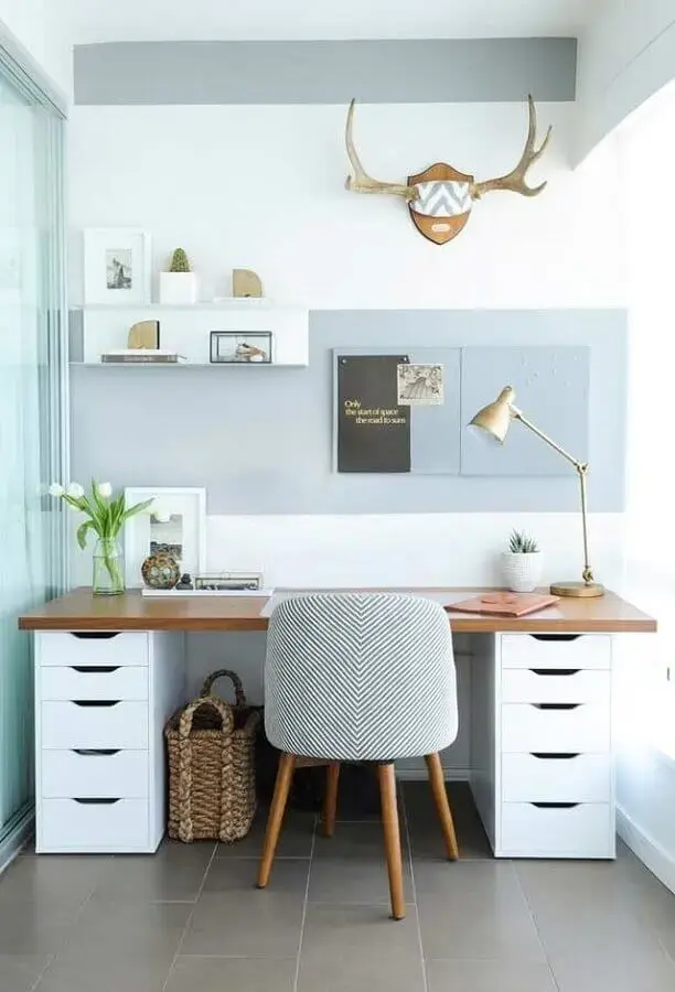 Decoração em cores claras com escrivaninha home office Foto Pinterest