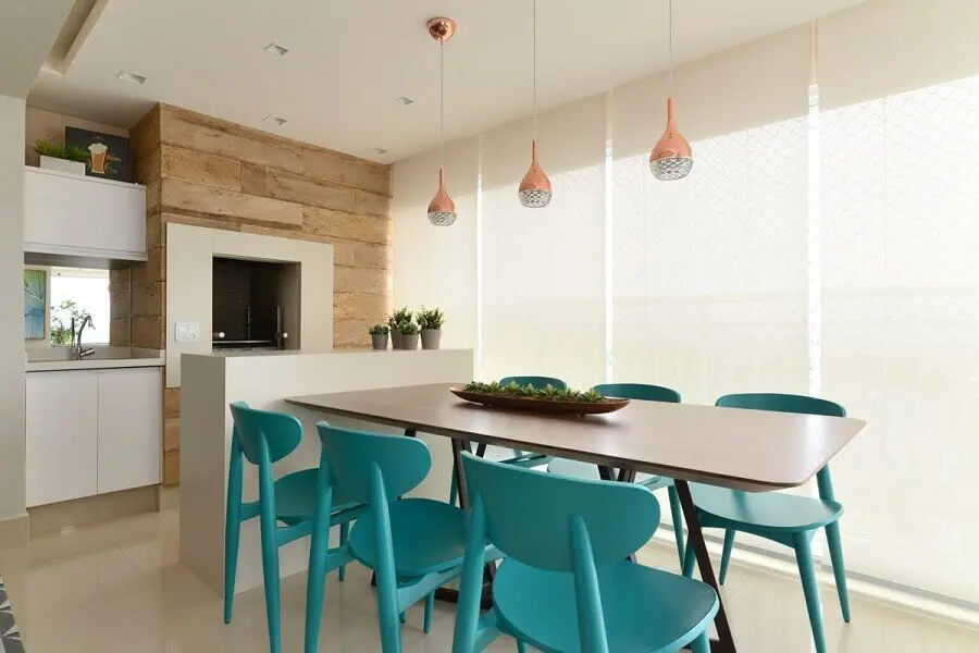 Decoração em cores claras e cadeira azul turquesa para apartamento com varanda gourmet Foto Danyela Corrêa