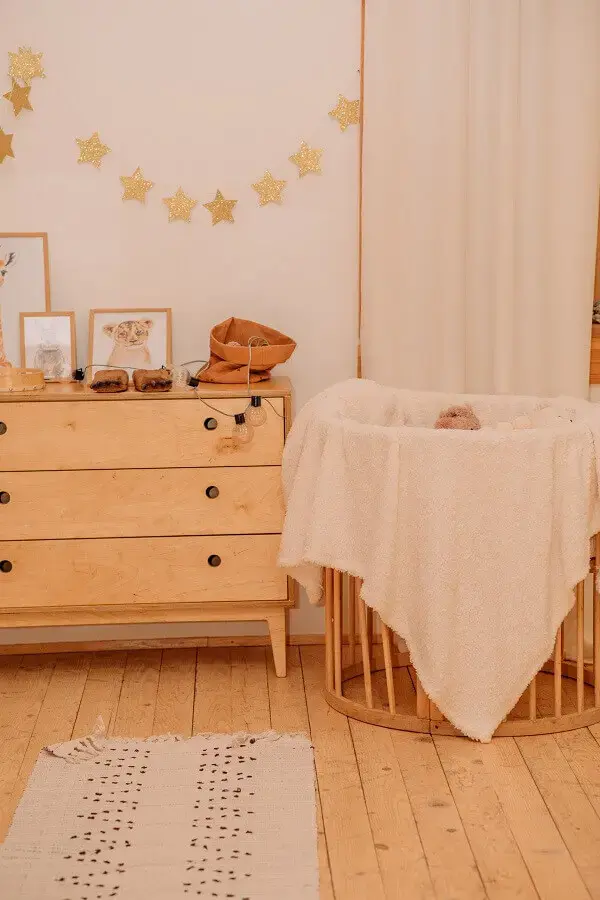 Decoração em cores neutras para quarto de bebê com cômoda de madeira retrô Foto Unsplash