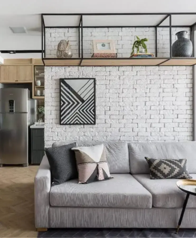 Decoração industrial para sala com parede tijolinho branco e almofadas para sofá cinza Foto Carol Miluzzi