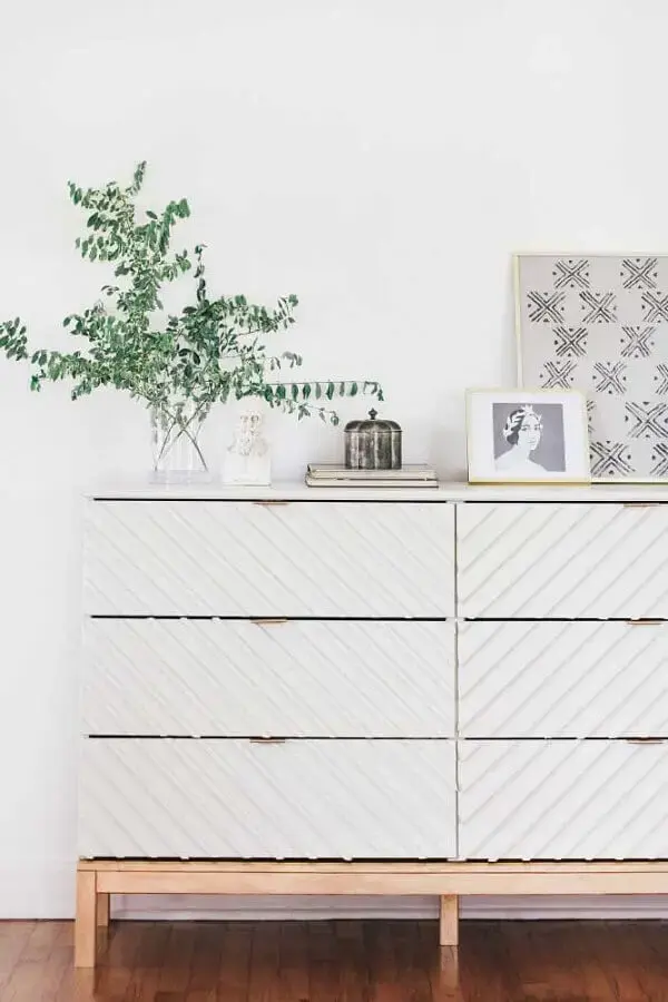 Decoração minimalista com cômoda de madeira branca Foto Ikea