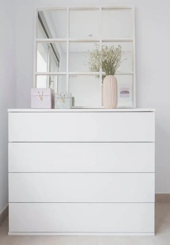 Decoração minimalista com espelho quadrado e cômoda branca Foto Pinterest