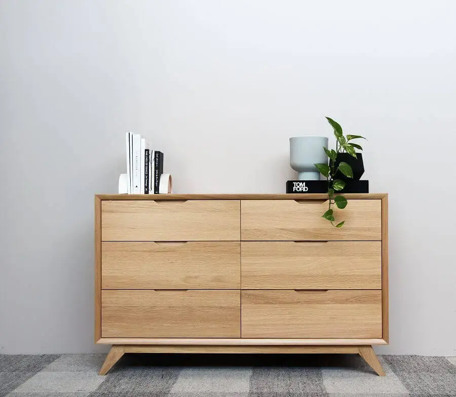 Decoração minimalista para quarto com cômoda de madeira baixa Foto Unsplash