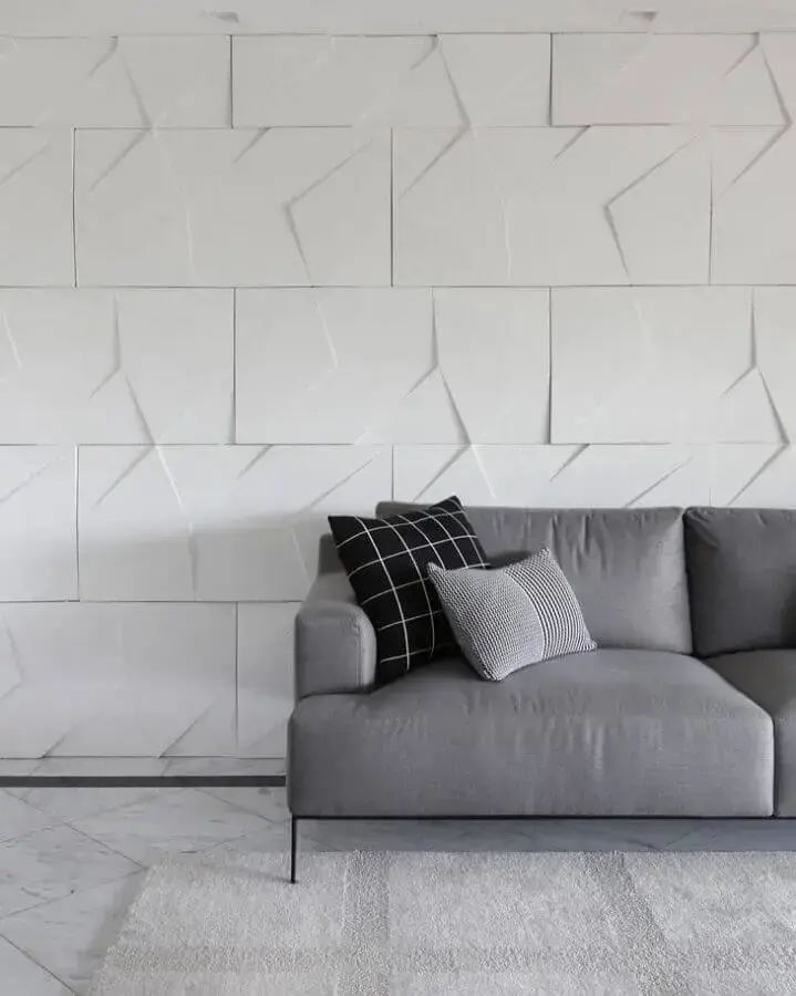 Decoração minimalista para sala com revestimento 3D e almofadas para sofá cinza Foto Bianchi & Lima