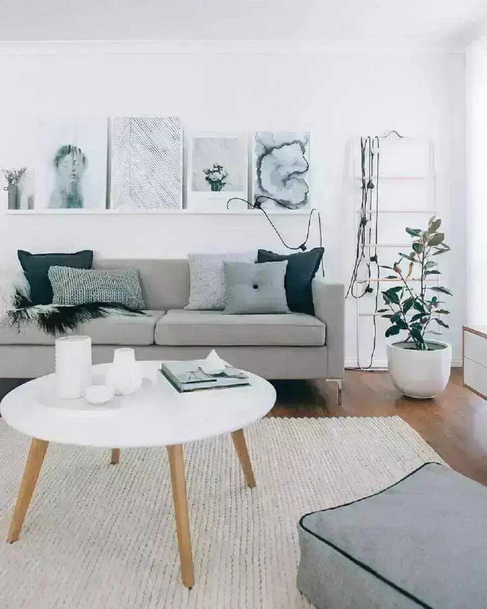 Decoração minimalista para sala com tapete de crochê e almofadas para sofá cinza Foto TheDesignDays