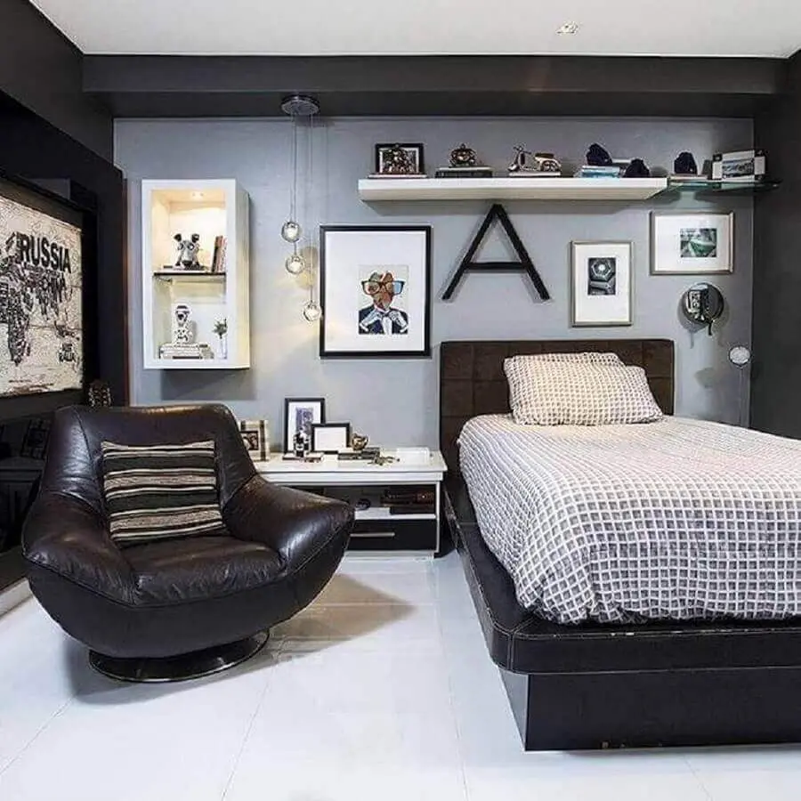 Decoração moderna com poltrona confortável para quarto de solteiro cinza e preto Foto Pinterest