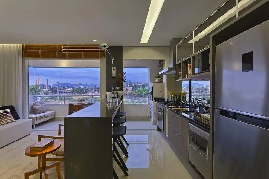 Decoração moderna em tons de cinza para cozinha aberta com sala de apartamento integrada Foto Renata Basques