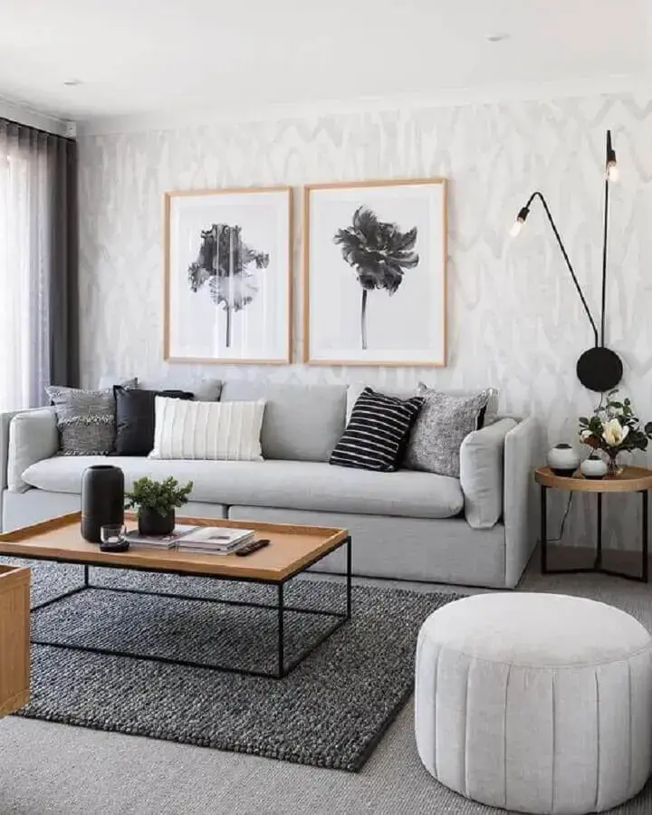 Decoração moderna para sala com almofadas para sofá cinza e luminária de parede Foto Blanco Interiores
