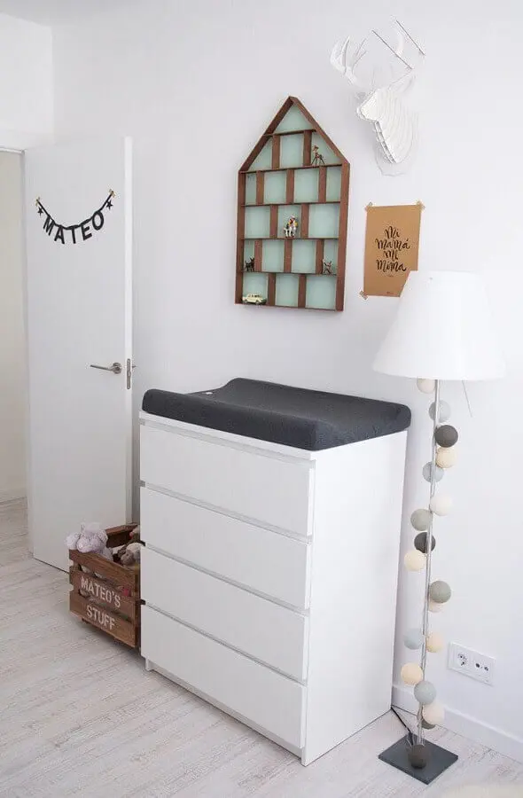 Decoração para quarto de bebê com cômoda alta branca com trocador Foto Pinterest
