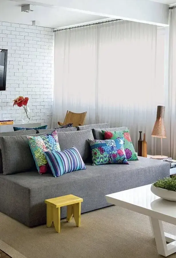 Decoração para sala de TV com almofadas para sofá cinza sem braço Foto Casa e Construção