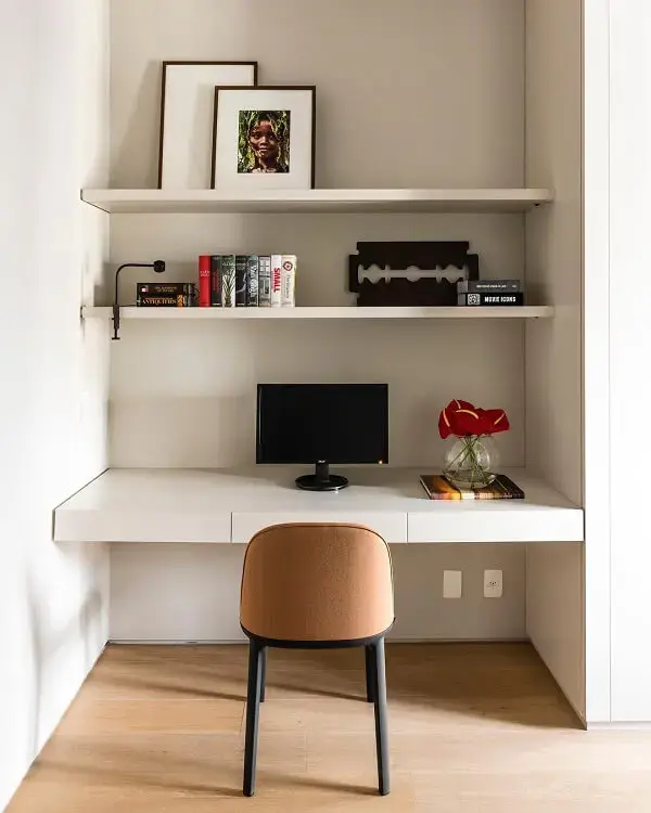 Decoração planejada e simples para escritório pequeno. Foto: Triart Arquitetura