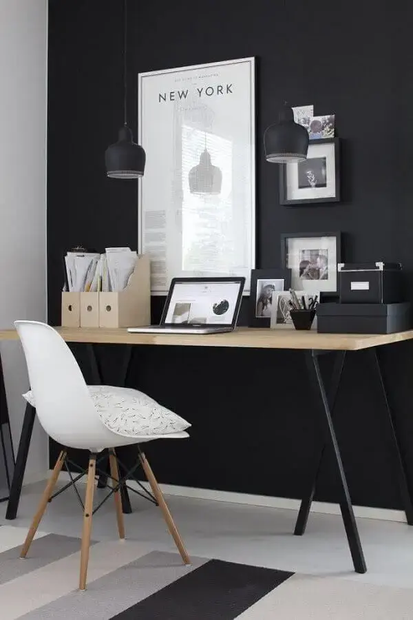 Decoração preto e branco para home office com escrivaninha simples  Foto Pinterest