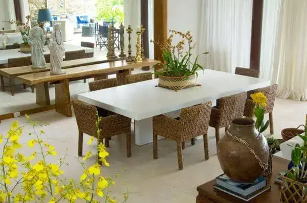Decoração rustica na sala com mesa de jantar branca e móveis de madeira