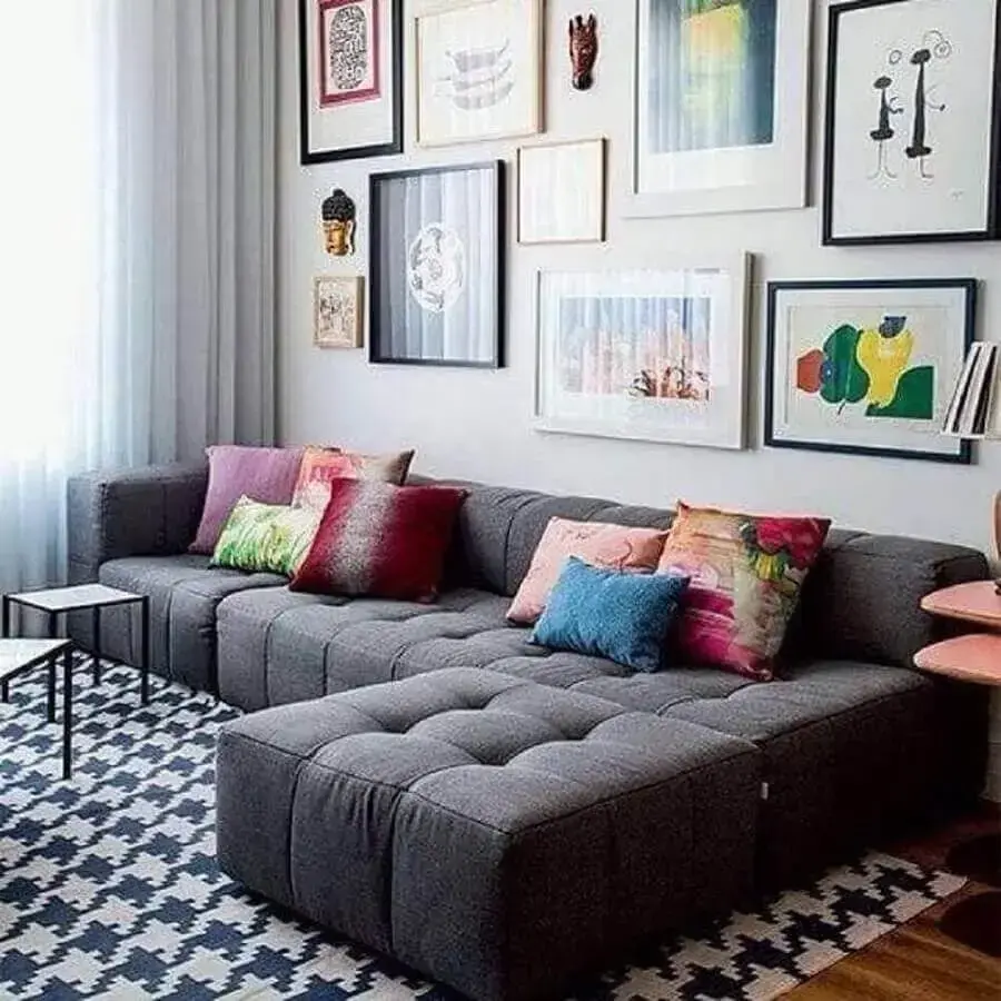 Decoração sala cinza e branco com almofadas coloridas e mural de quadros Foto Webcomunica