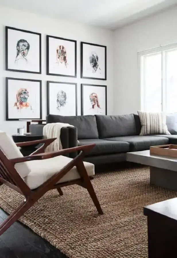 Decoração sala cinza e branco com tapete rústico e poltrona de madeira Foto Home & House Ideas