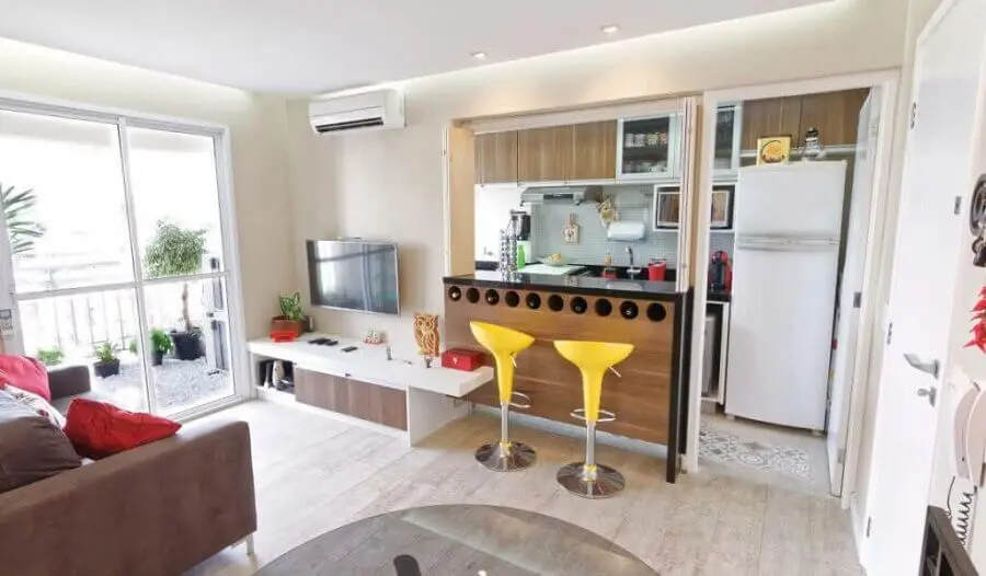 Decoração simples com banquetas amarelas para cozinha aberta com sala Foto Arquilab
