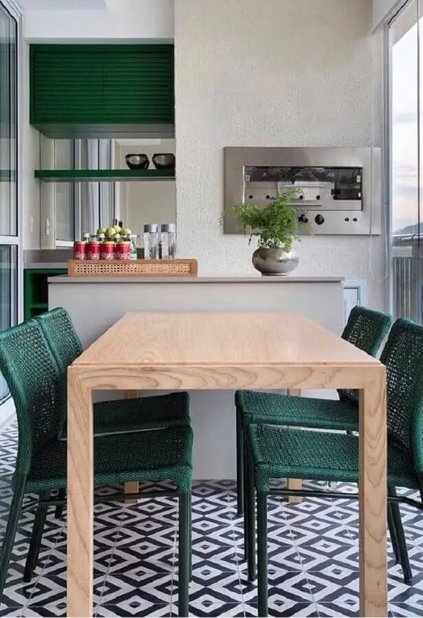 Decoração simples com cadeira verde para apartamento com varanda gourmet e churrasqueira Foto Dicas de Mulher